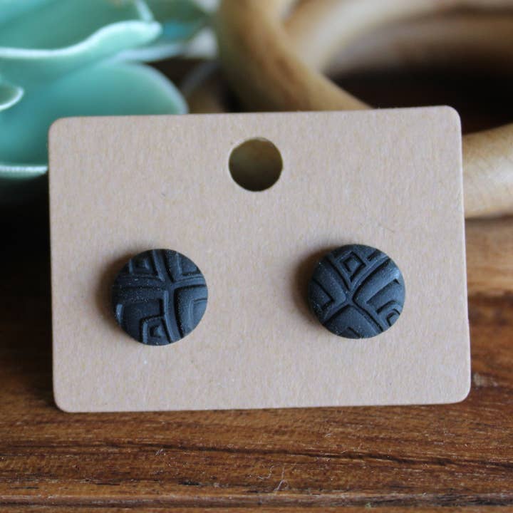 Style by Kenz – wholesale Solitärörhängen – Strukturerad Polymer Clay svarta dubbar0