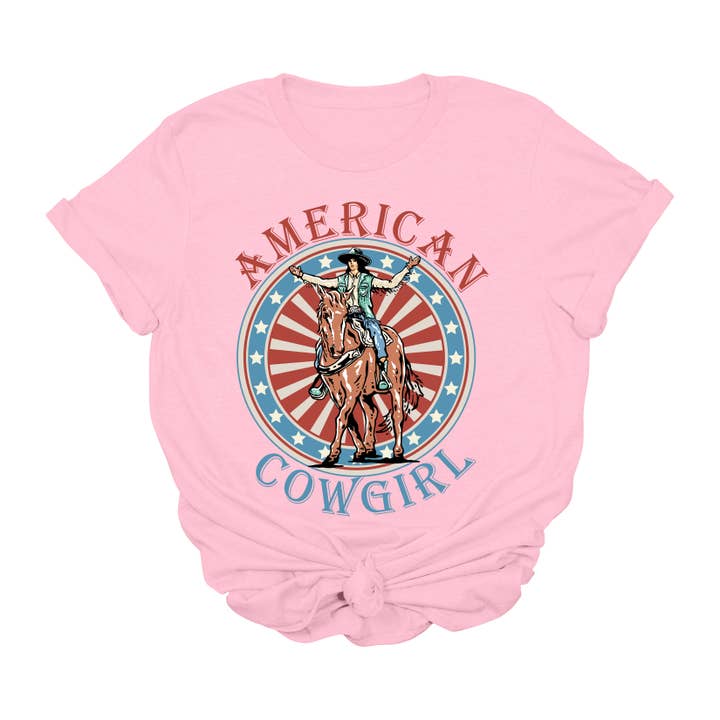 Amerikansk Cowgirl Grafisk T-shirt – Patriotisk Rodeo Skjorte til 4. juli & Western Stil for engroshandel hos House of Savvy