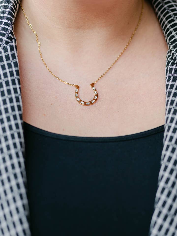 Rodeo Radiance Horseshoe Charm halskæde for engroshandel hos AMD COLLECTIVE