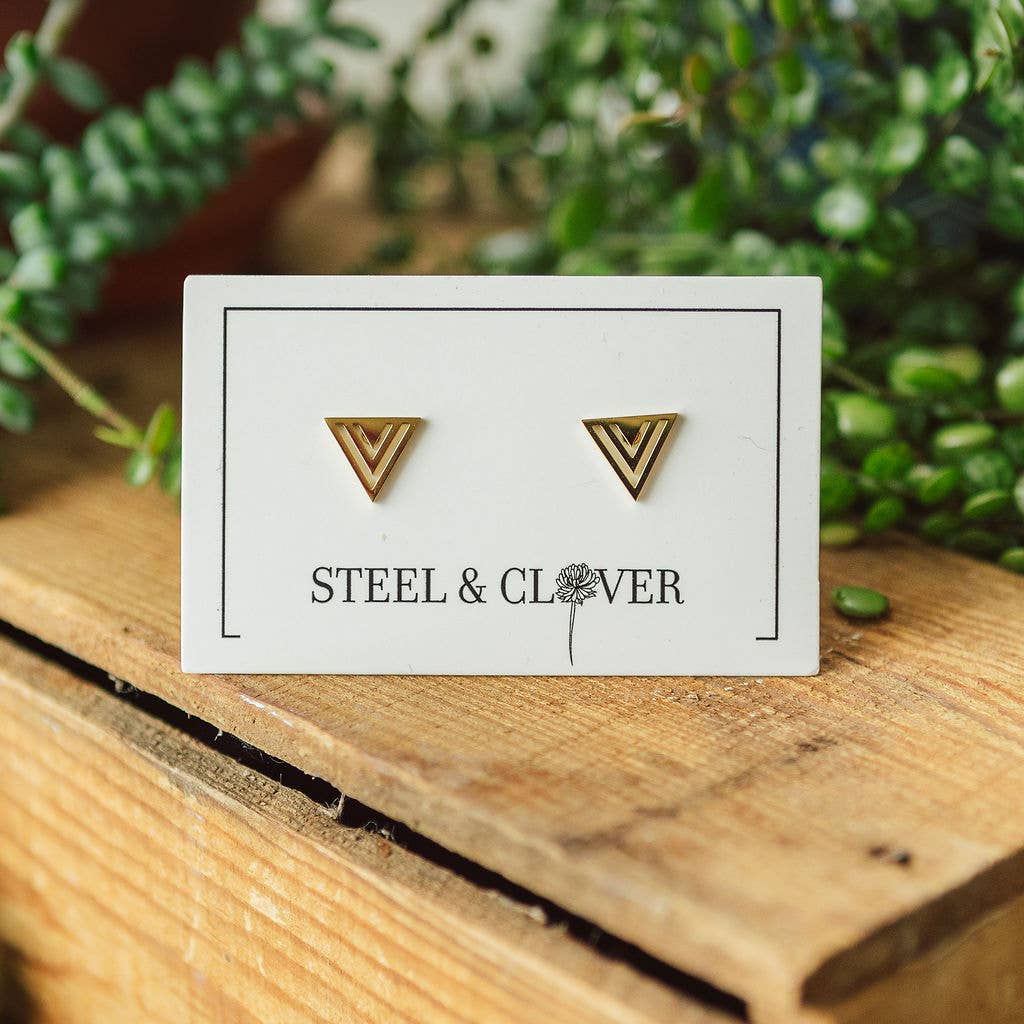 Steel & Clover – wholesale Solitärörhängen – Pinnacle Triangle Stud Örhängen