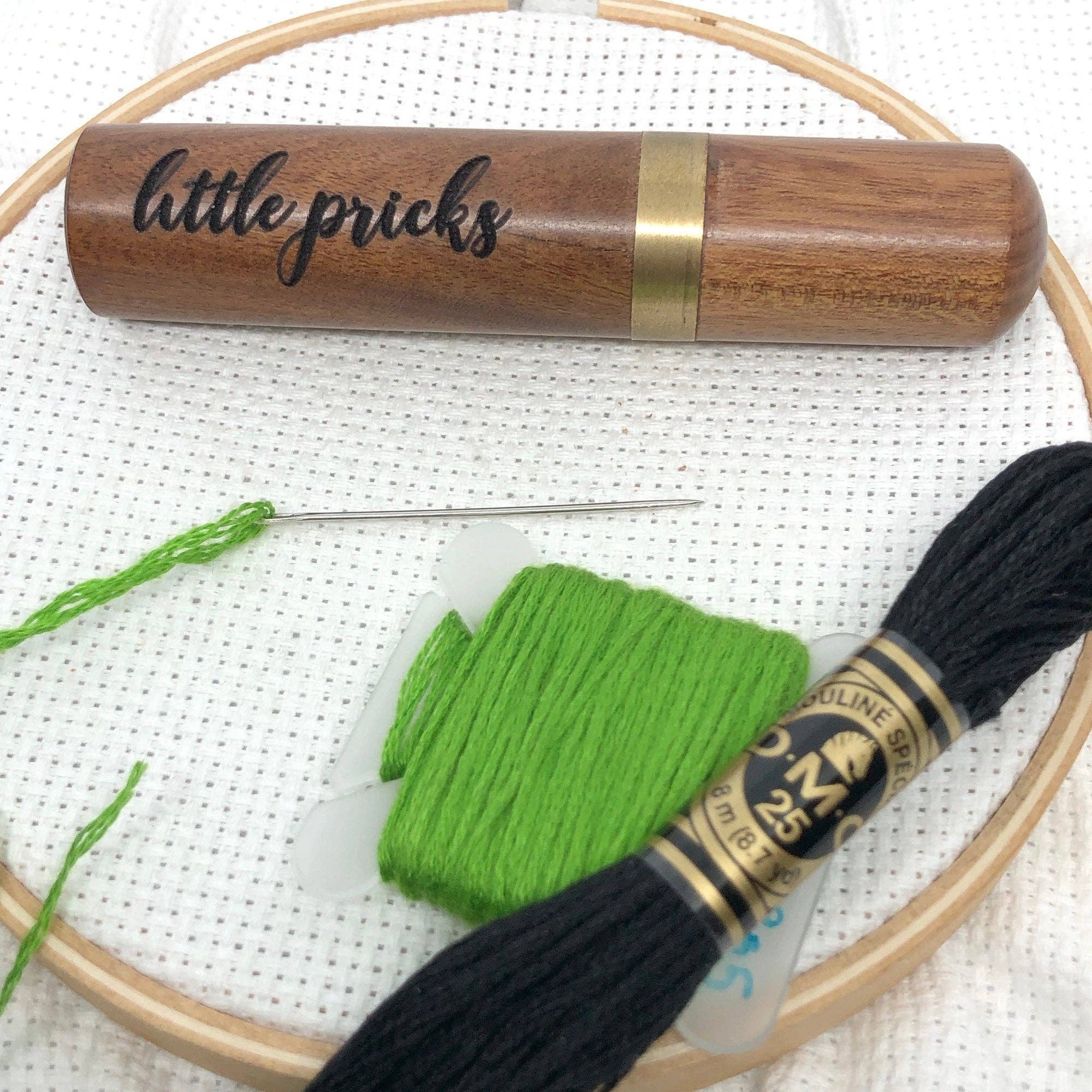 Snarky Crafter Designs – Material para bordar/ponto de cruz por atacado – Caixa de agulha gravada Little Pricks: Recipiente de tubo de armazenamento de agulha com tampa de rosca com rosca de bordado em ponto cruz personalizado de madeira maciça2