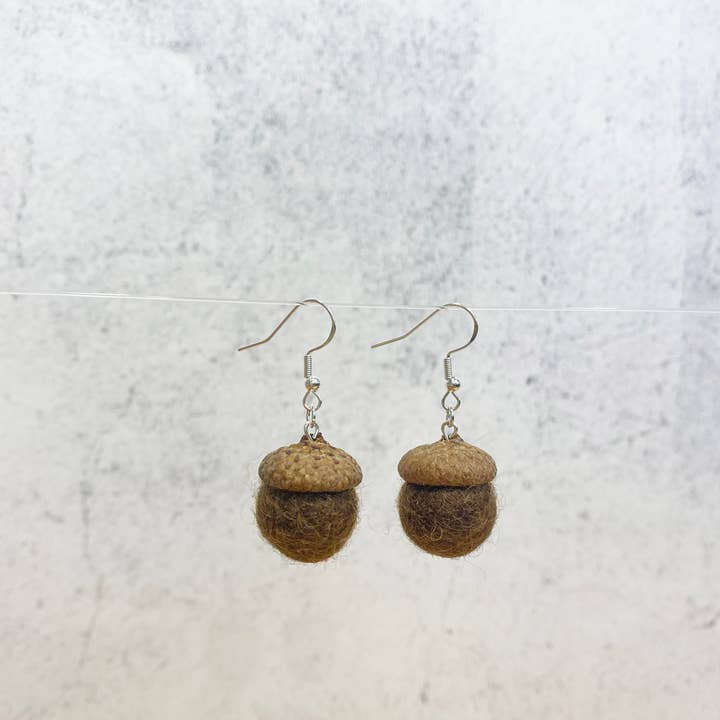 Oakwind Hollow - Vente Boucles d'oreilles pendantes - Boucles d'oreilles en forme de gland en feutre, Brown Fall Woodland Jewelry1