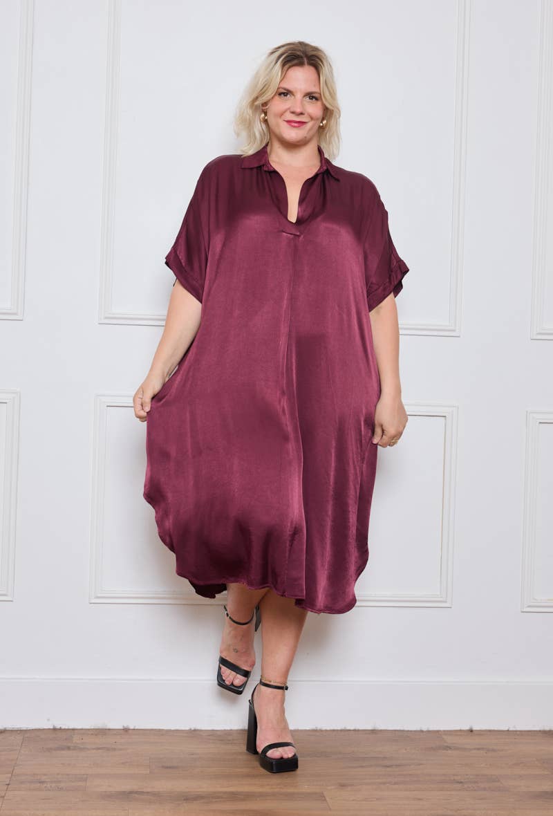 C'MELODIE - Wholesale Jurk - Dames - Losvallende plus size jurk met polo kraag van dikke satijn - model 89055