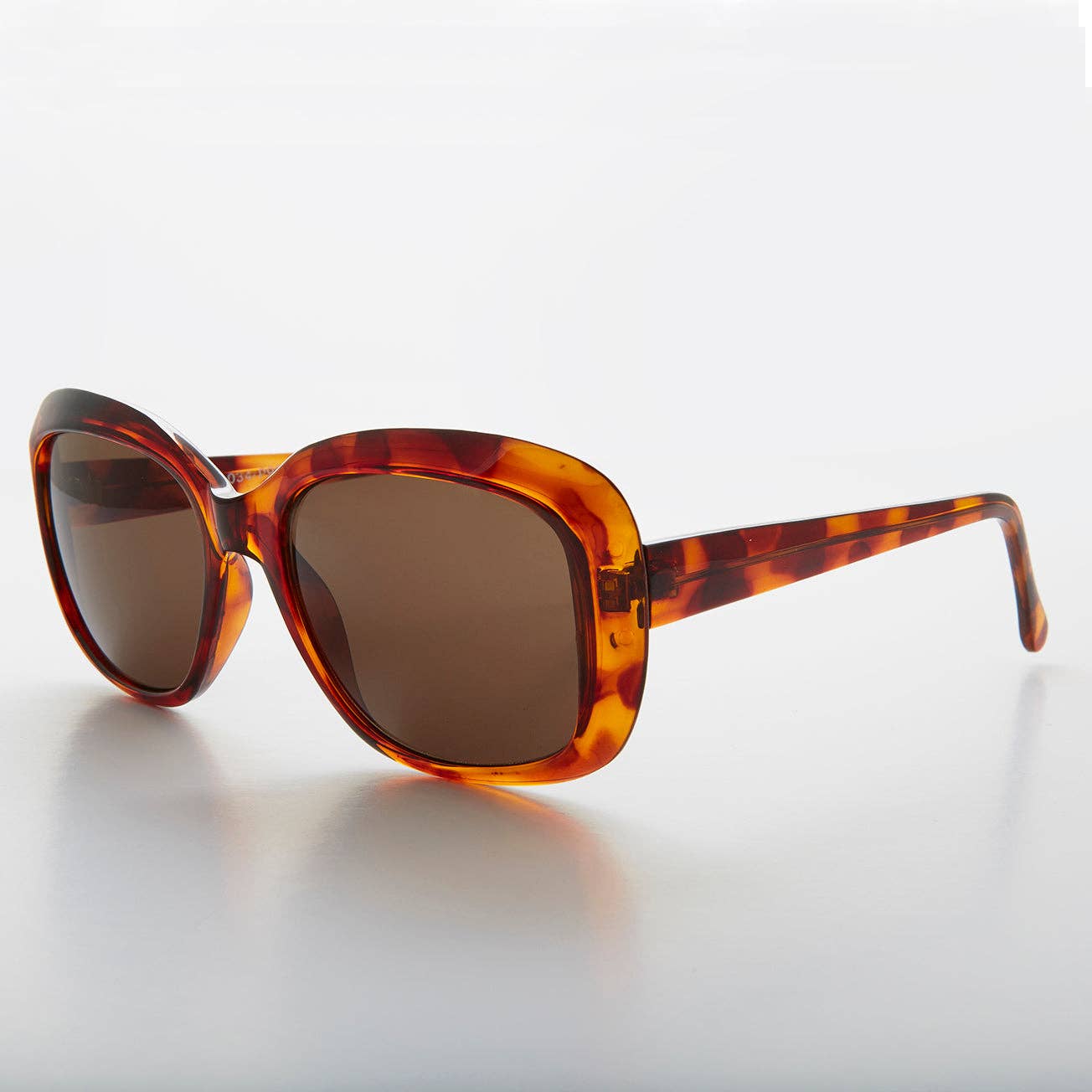 SUNGLASS MUSEUM - Wholesale Sunglasses - Women's - Square Retro Vintage Women's Sunglass - Gwen1