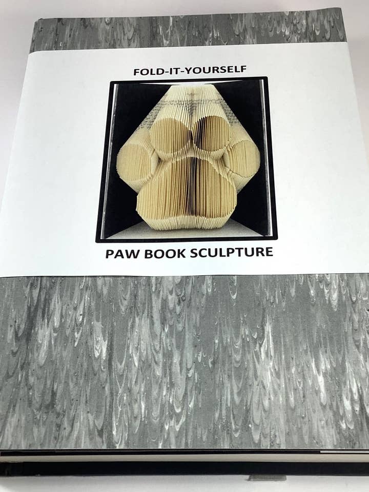 Sculpture en forme de patte (à plier soi-même) pour la vente par Sculpted Books