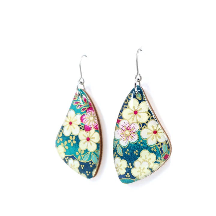 Boucles d'oreilles pendantes en titane japonais à motif floral vert sarcelle pour la vente par autumn + tree