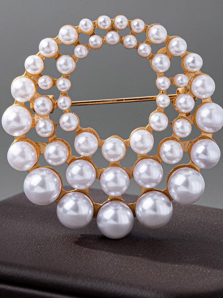 VINTAGE GRADUATED PEARL BROOCH PIN | 80BC056 for wholesale by JOSSLYN by wall to wall