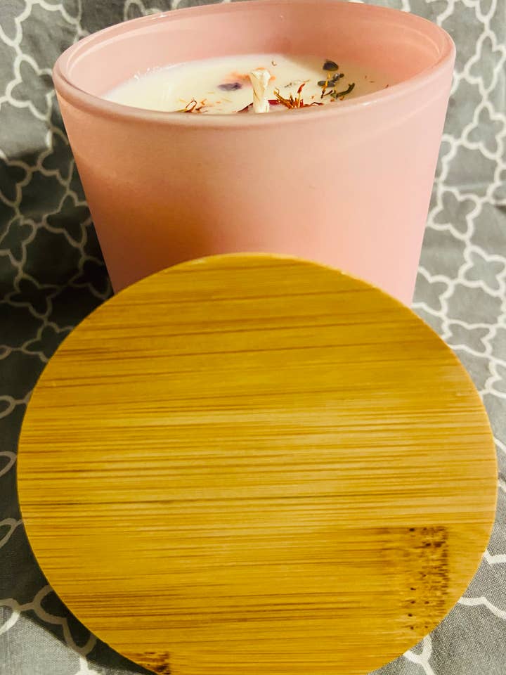 Pot à bougie en verre rose avec couvercle en bambou 10 oz pour la vente par Up Cycle Candles