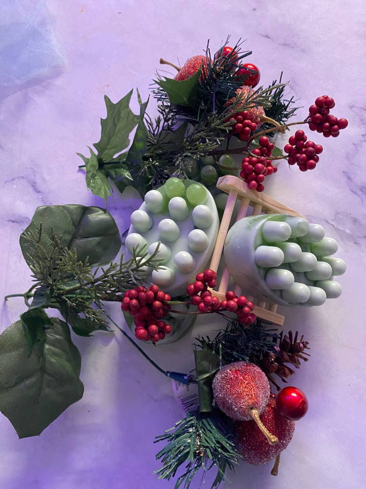 Savon à faire fondre et à verser parfumé au baume alpin avec porte-savon en bambou gratuit pour la vente par Caity Made Creations