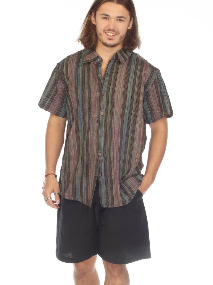 Chemise à manches courtes boutonnée à rayures pour hommes pour la vente par Lakhays Collection Inc.