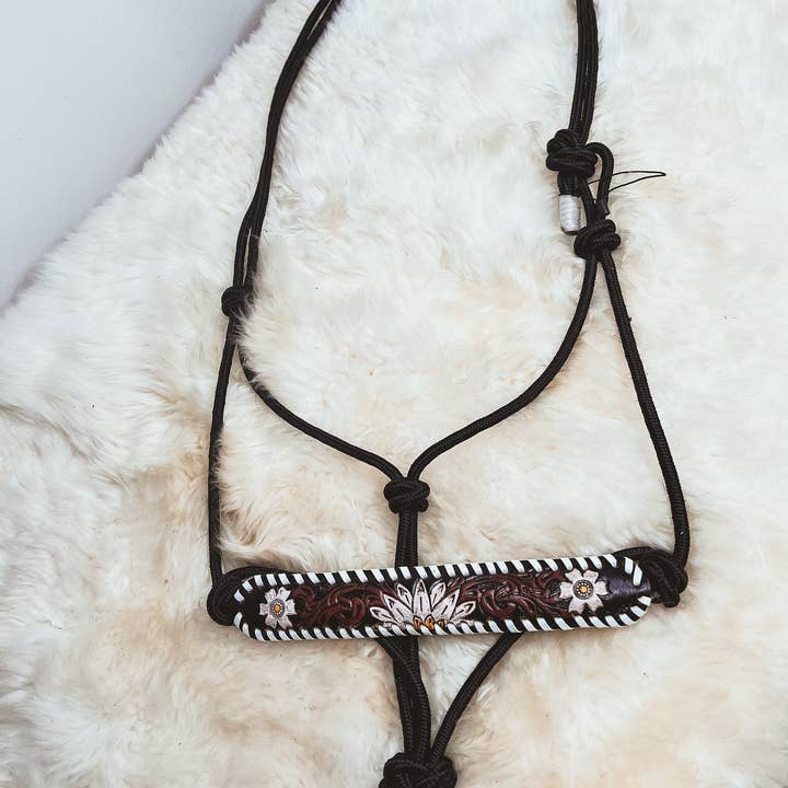 The Sterling Gypsy - Vente Équipement d’équitation - Harnais de transport réglable en cuir travaillé à la main avec corde, motifs rouge et turquoise ou marguerites blanches3