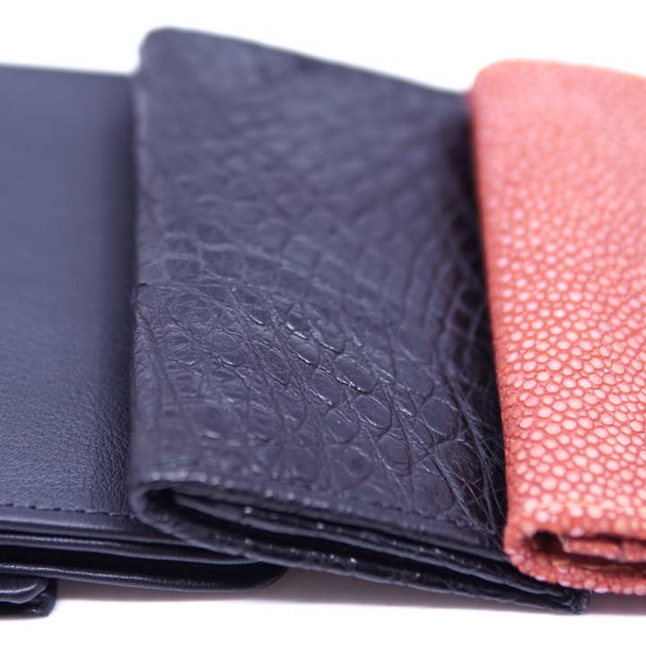 Cuir véritable, porte-cartes en alligator et en raie. pour la vente par Max Leather Inc.