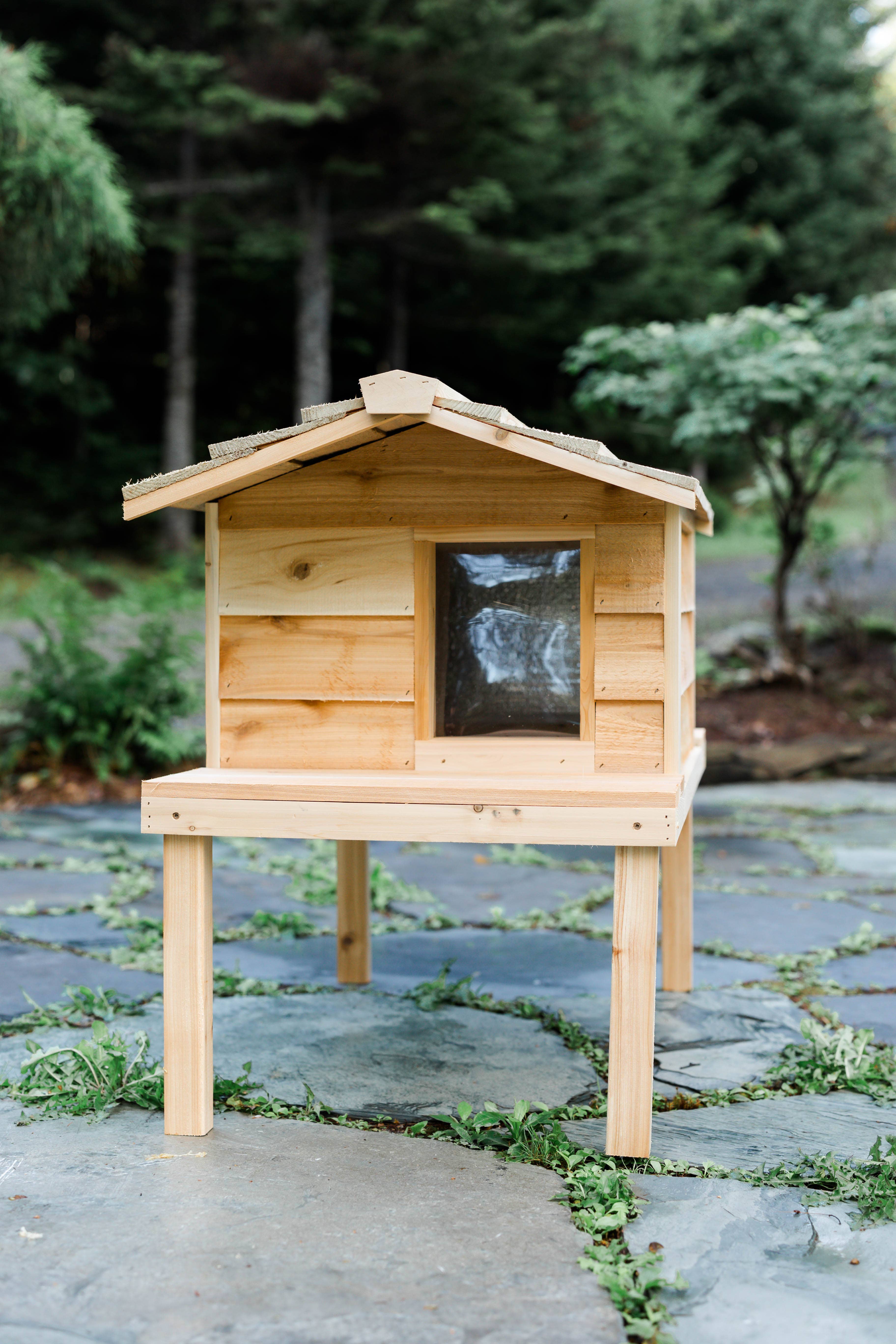 UnderCover Pet Houses - Vente Panier – chat et chien - Grande maison pour chat d'extérieur avec terrasse et toit prolongé1