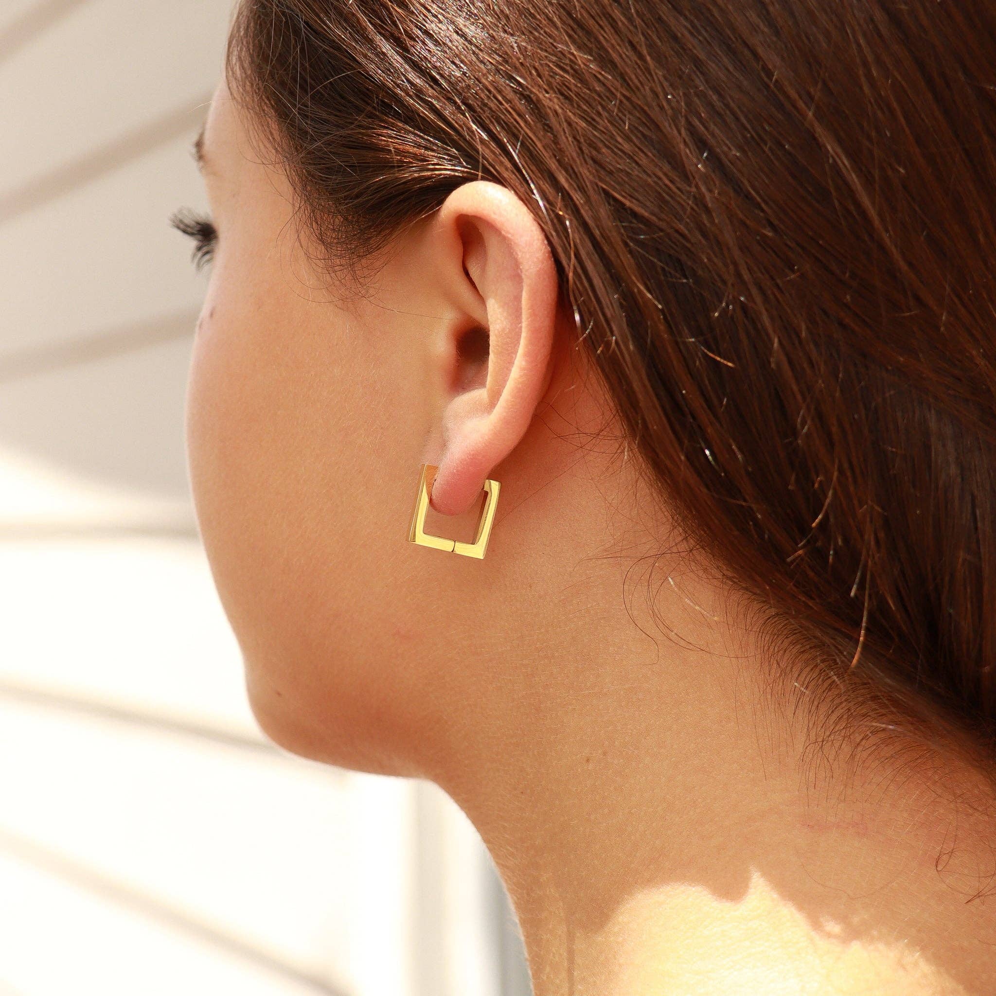 WJW - Vente Petits anneaux - Boucles d'oreilles carrées Huggie en acier inoxydable PVD or 18 carats/ERJ00112