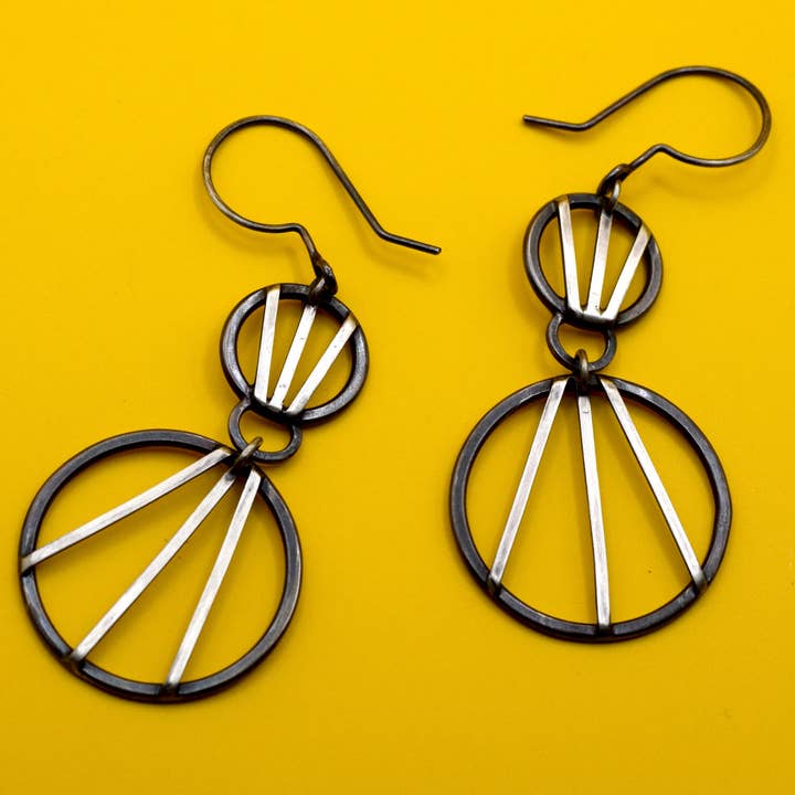 Två Tier Perimeter Uttalande Örhängen för wholesale av Erin Austin Design