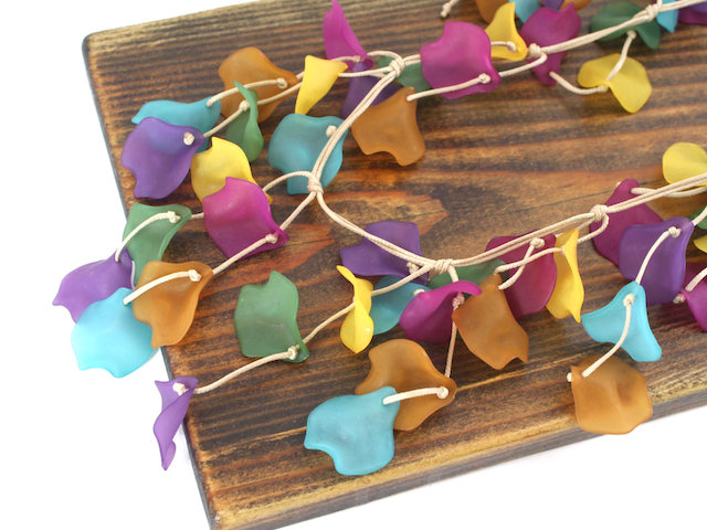 Pretty Persuasions - Vente Colliers plastrons - N24005 Collier tendance en polyrésine à pétales drapés6