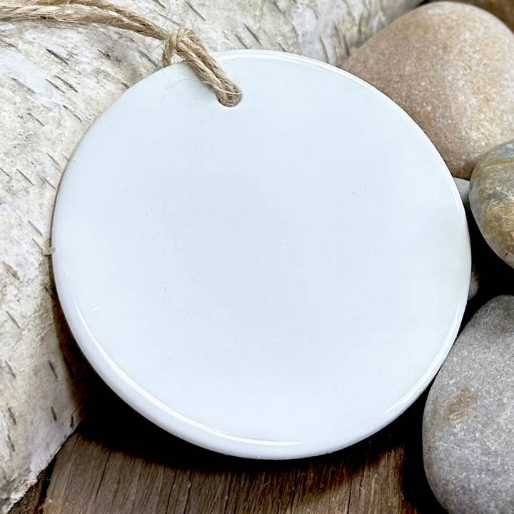 La vida es mejor en la cabaña - Adorno personalizado para venta al por mayor de North & Pine