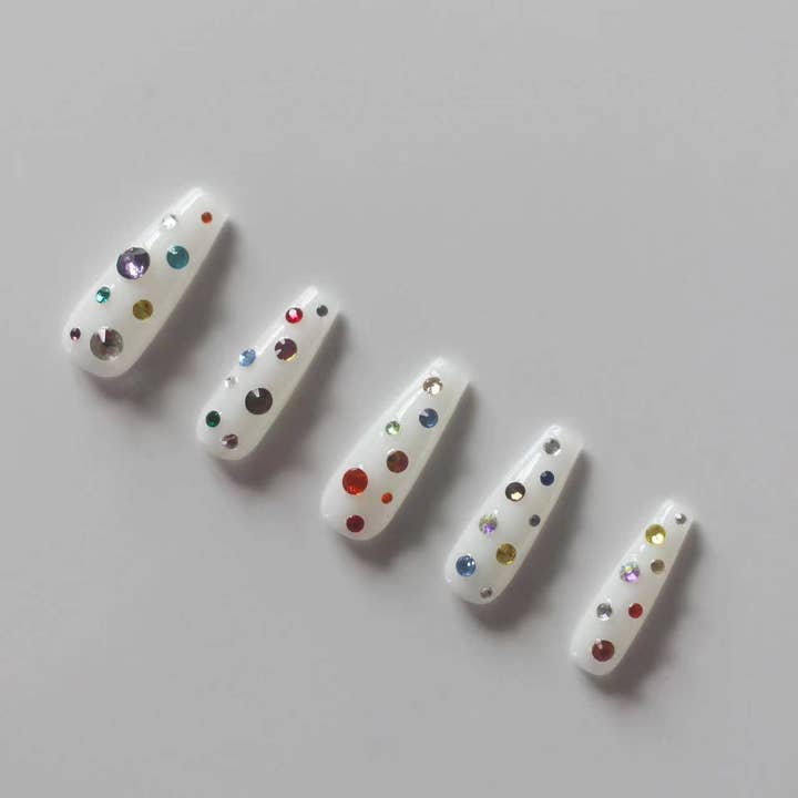 Hvid håndlavet gel presse på negle lang kiste farverigt rhinestone design for engroshandel hos vibeficant