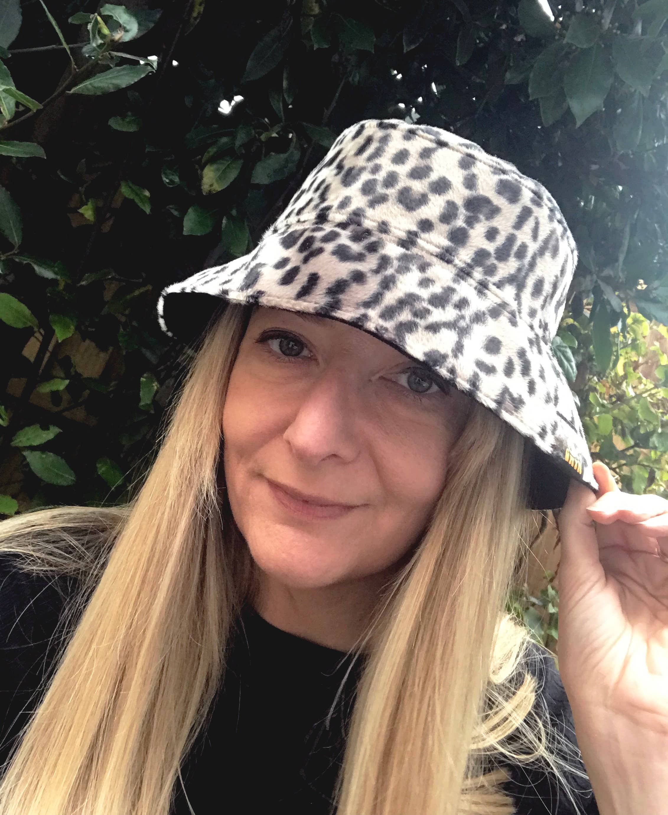 Stan and Gwyn - Wholesale Vissershoedje - Dames - Hoed met dierenprint, hoed met bontemmer, grijze hoed met luipaardprint6