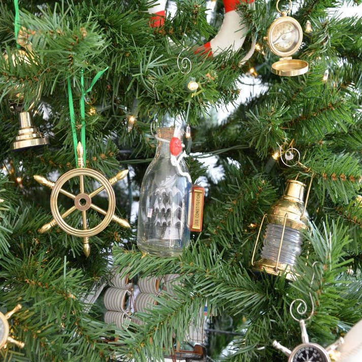 Hampton Nautical - Vente Objets de décoration - Décoration d'arbre de Noël modèle USS Constitution dans une bouteille en verre1