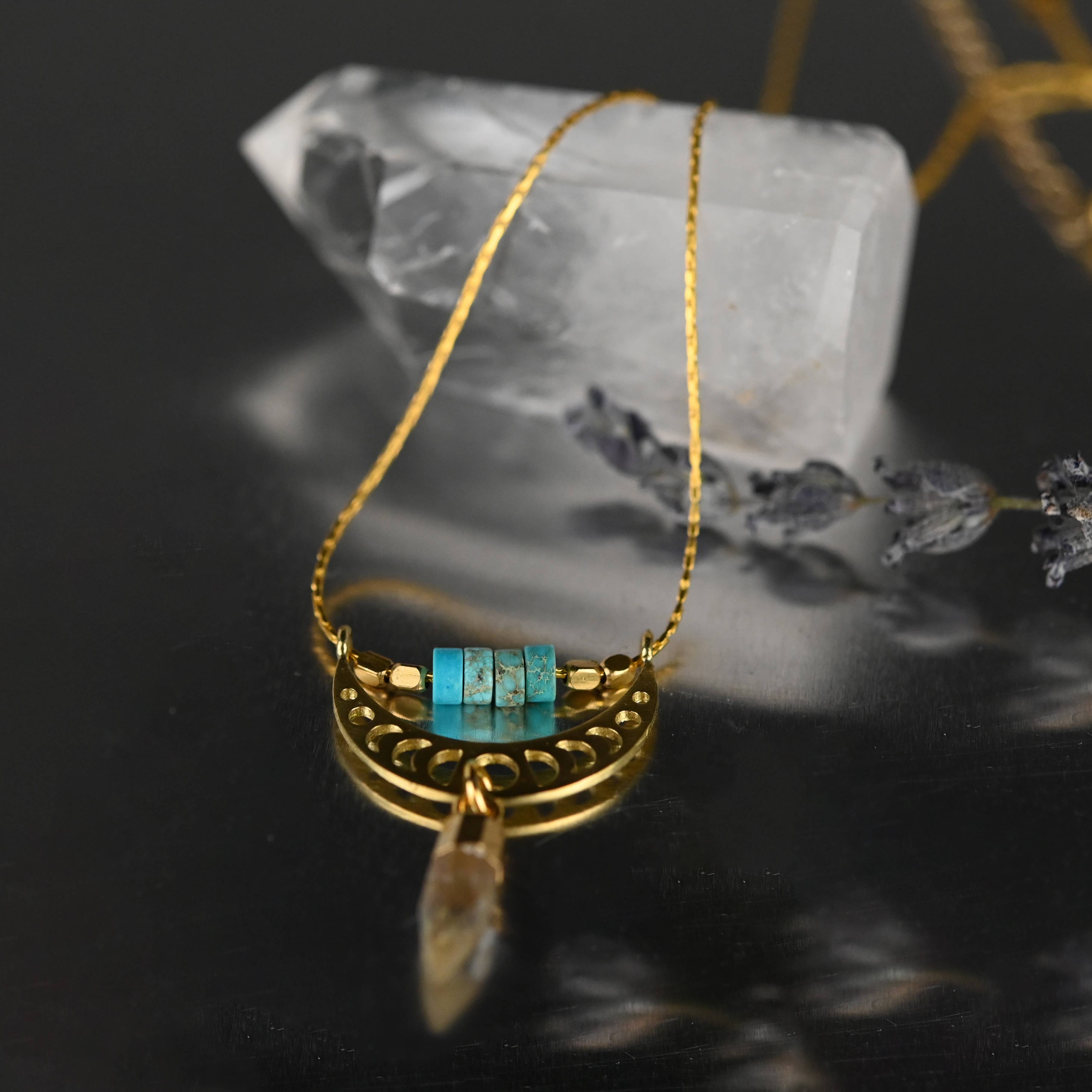 KBD Studio – Engroshandel Halskæde med vedhæng – Lille månefase med turkis jaspis & krystalpunkt halskæde1