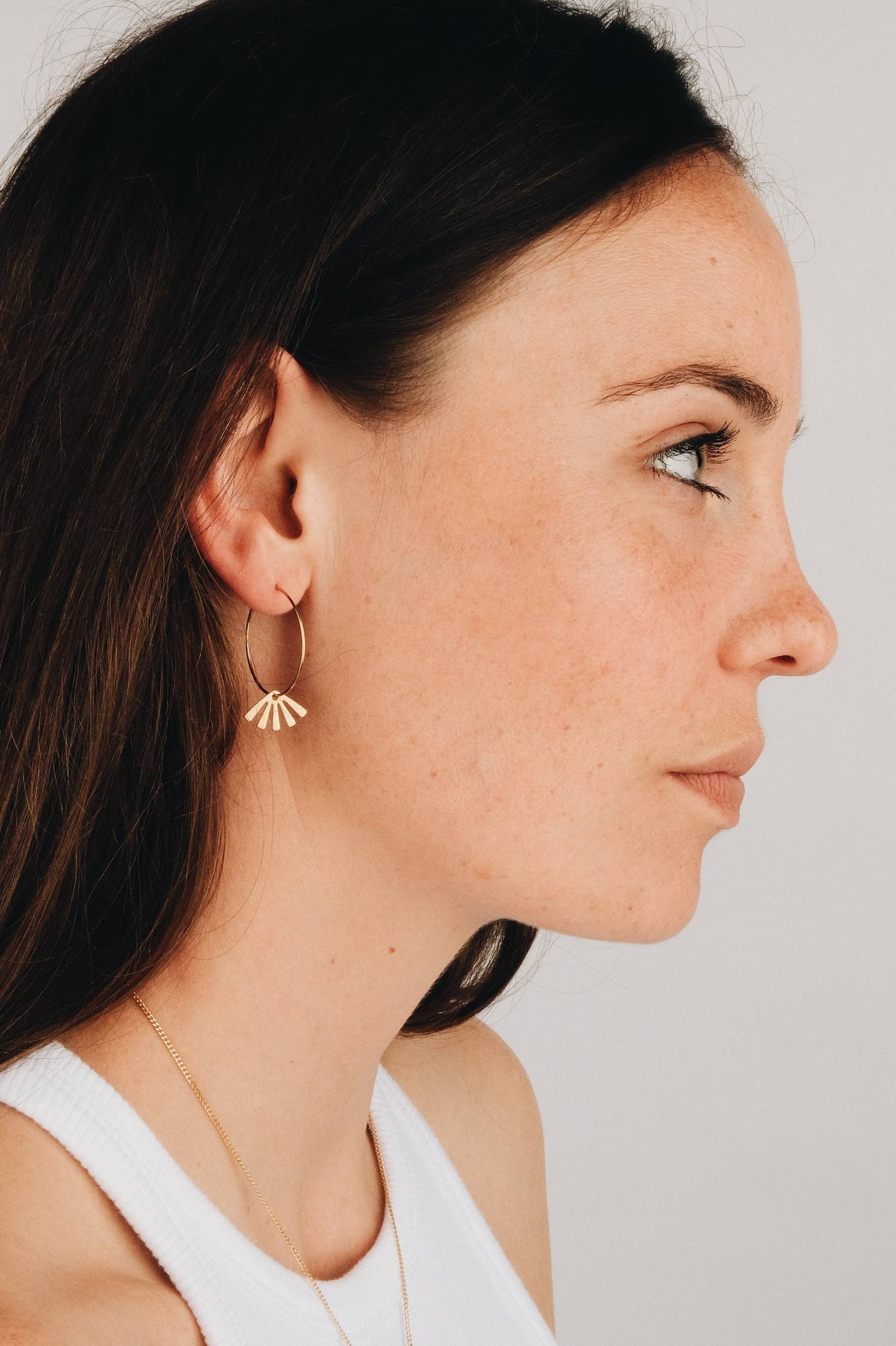 BRASSCAKE Jewelry - Wholesale Oorringen - HARLOW KREOLE oorbellen van duurzaam messing in goudkleur3