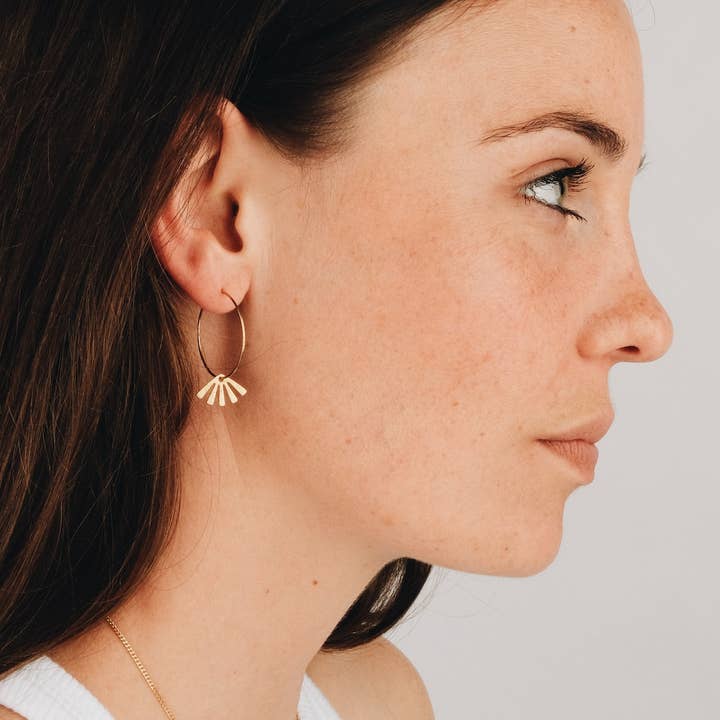 BRASSCAKE Jewelry - Wholesale Oorringen - HARLOW KREOLE oorbellen van duurzaam messing in goudkleur3