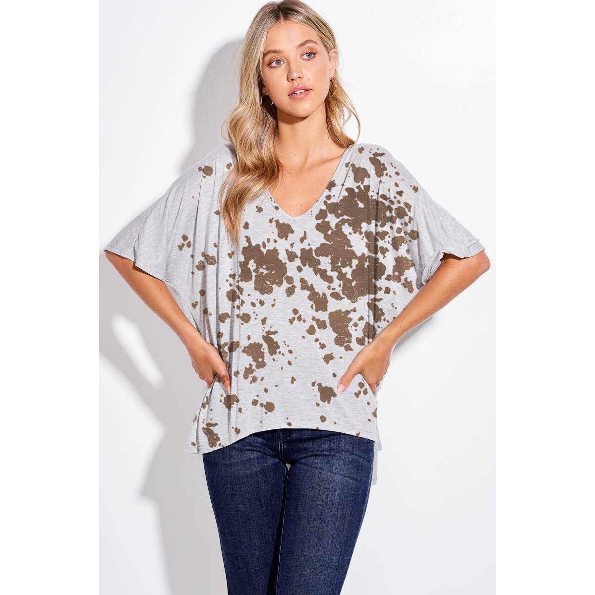 Phil Love – Engroshandel Grafisk t-shirt - Dame – Ko print v-hals løs pasform top3