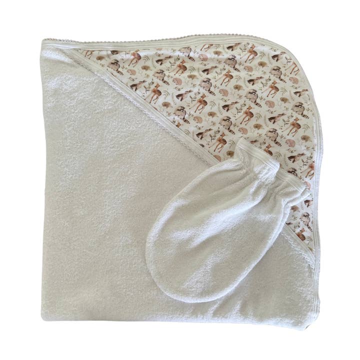 Serviette à capuche Pima en coton avec animaux de la forêt pour la vente par Pim Baby