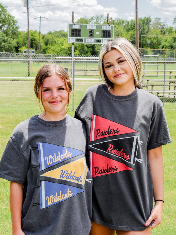 ANPASSAD VIMPEL FLAGGA TEE för wholesale av Spirit+Tribe