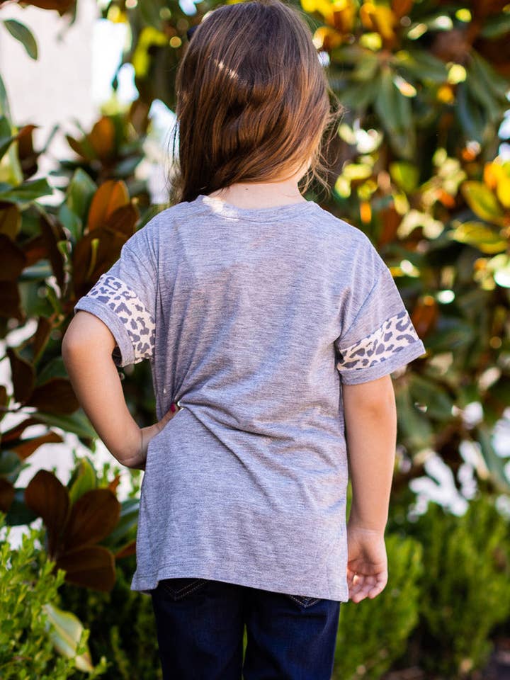 GRY Camiseta Leopard Livin' - Camiseta gris Leopard Ringer para niña de venta al por mayor en Faire