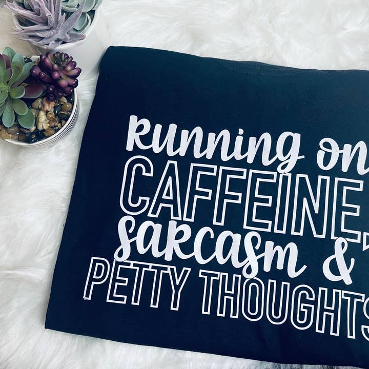 Running on caffeine, sarcasm and petty thoughts tshirt for engroshandel hos Tonya Rae Boutique