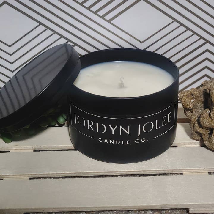 170 g Zwarte Blikken Kaars/ Rock Candy Martini voor wholesale door Jordyn Jolee Candle Co.