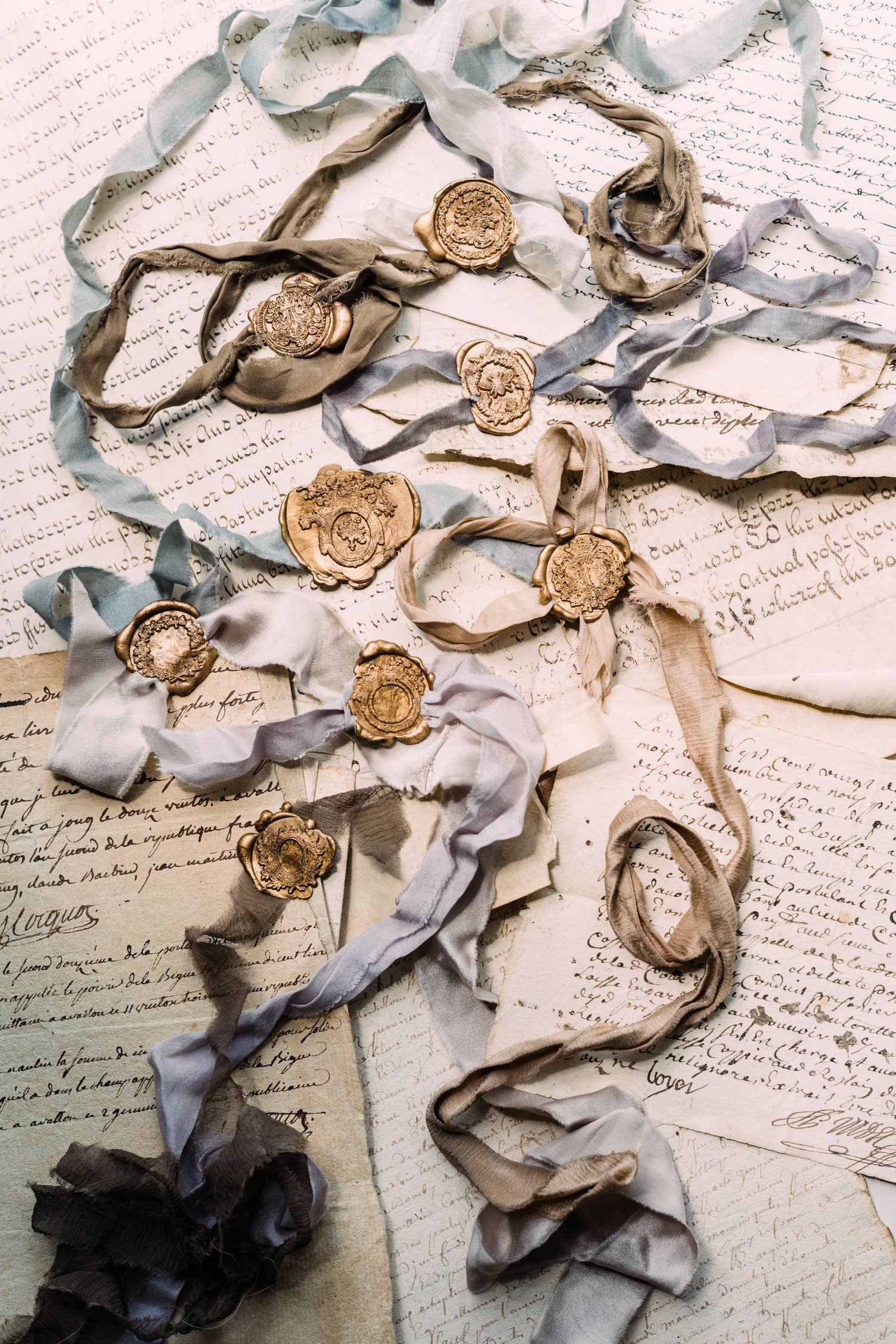 Signora e Mare – Engroshandel Forseglingsvoks – Gardenia vokssigteøj med honningbi og timiankrans2