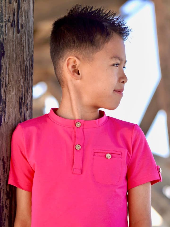 Jungen leuchtend pinkes Sommer-Tab-T-Shirt, weich, Knöpfe für den Großhandel von Sawyer & Finn Clothing