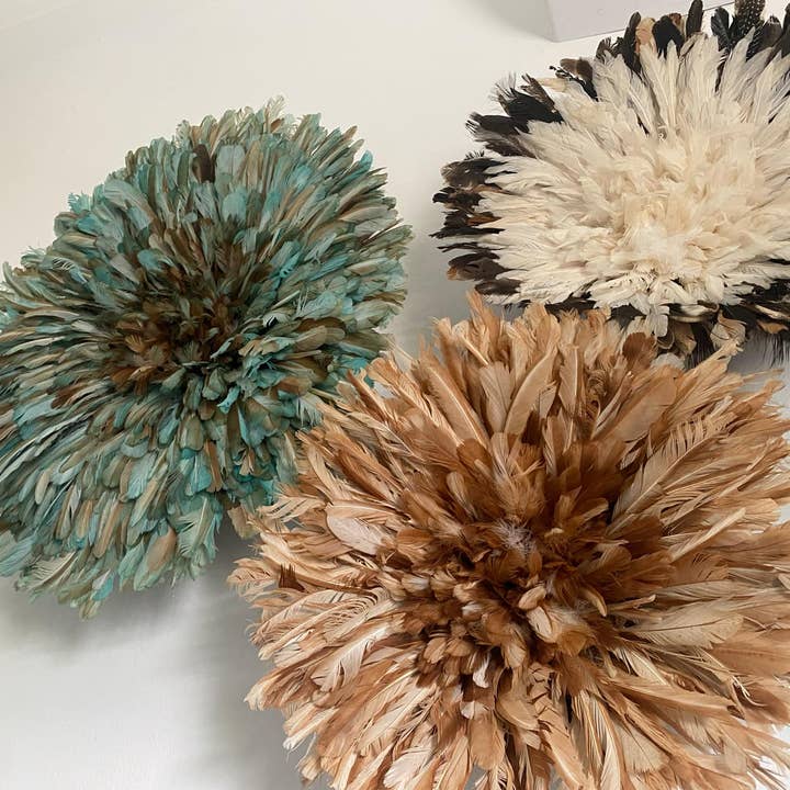 Juju hat world - Venta al por mayor Papel pintado 3D - Conjunto de tres sombreros juju. Decoración de plumas beige, verde petróleo y blancas.