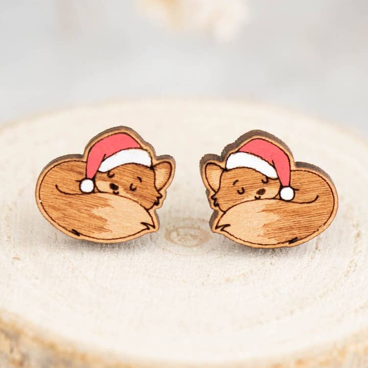 Holz-Ohrringe, schlafender Fuchs mit Weihnachtsmütze, PEL10160 für den Großhandel von Robin Valley