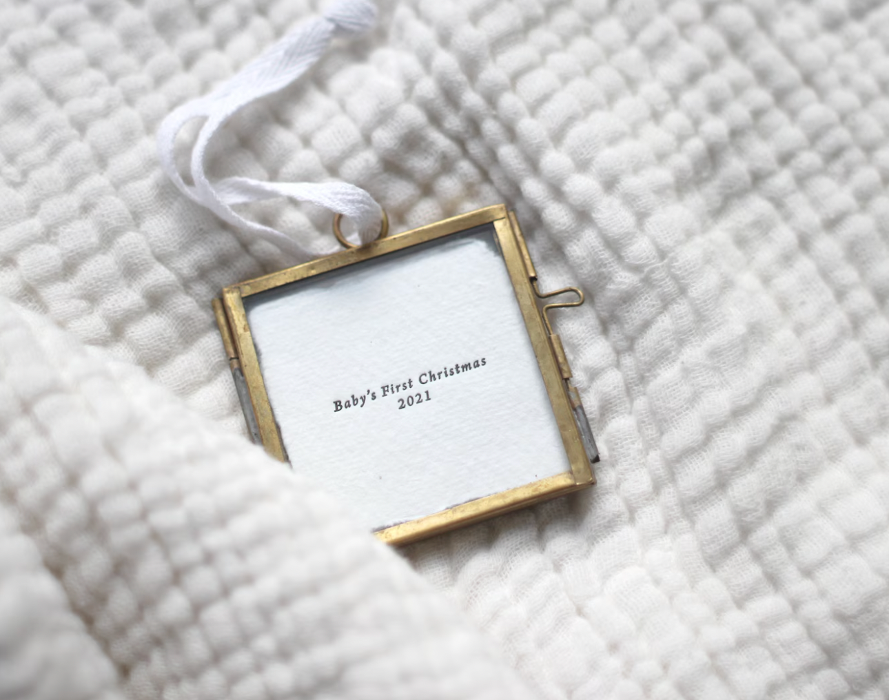 Belinda Love Lee Paperie - Wholesale Kerstdecoratie - Kinderen en baby - Baby's Eerste Kerstmis 2025, Mini Lijst Kerstornament1