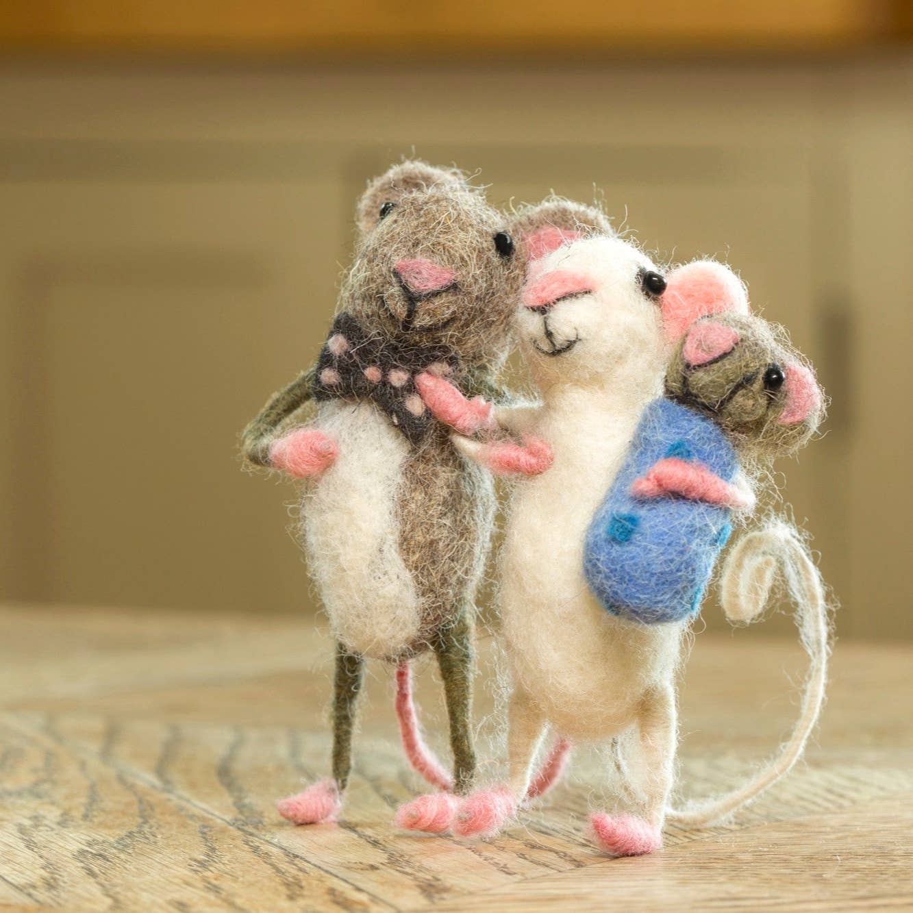 Sew Heart Felt – wholesale Decorative tabletop object – Mummy and Daddy  Mice Carrying Baby Girl3