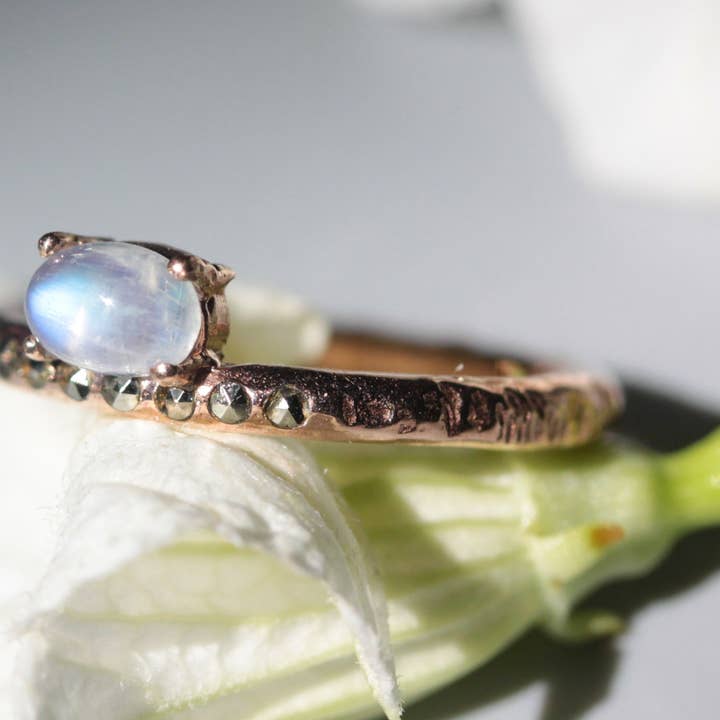 Ovale Maansteen Ring met Pyriet op 14k Roségouden Band voor wholesale door Metal Studio Jewelry