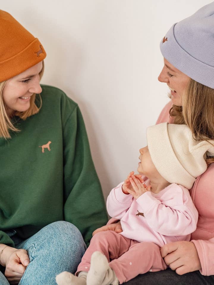 Beanie hue med gravhund-broderi for engroshandel hos tierly