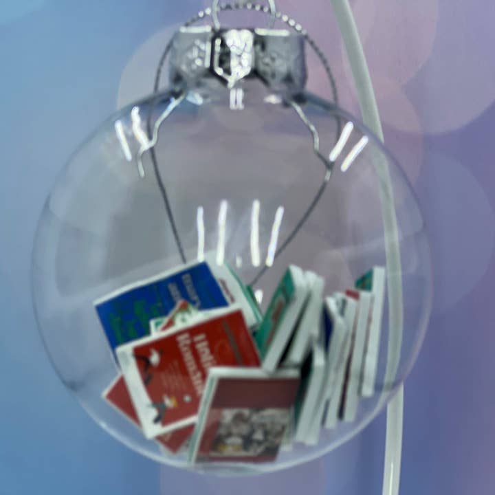 Nans Tees – Großhandel Verzierung – Miniaturbücher Weihnachtsornament | 20 weihnachtlich inspirierte Titel | 8 cm transparentes flaches Ornament mit buchiger Geschenkbox5