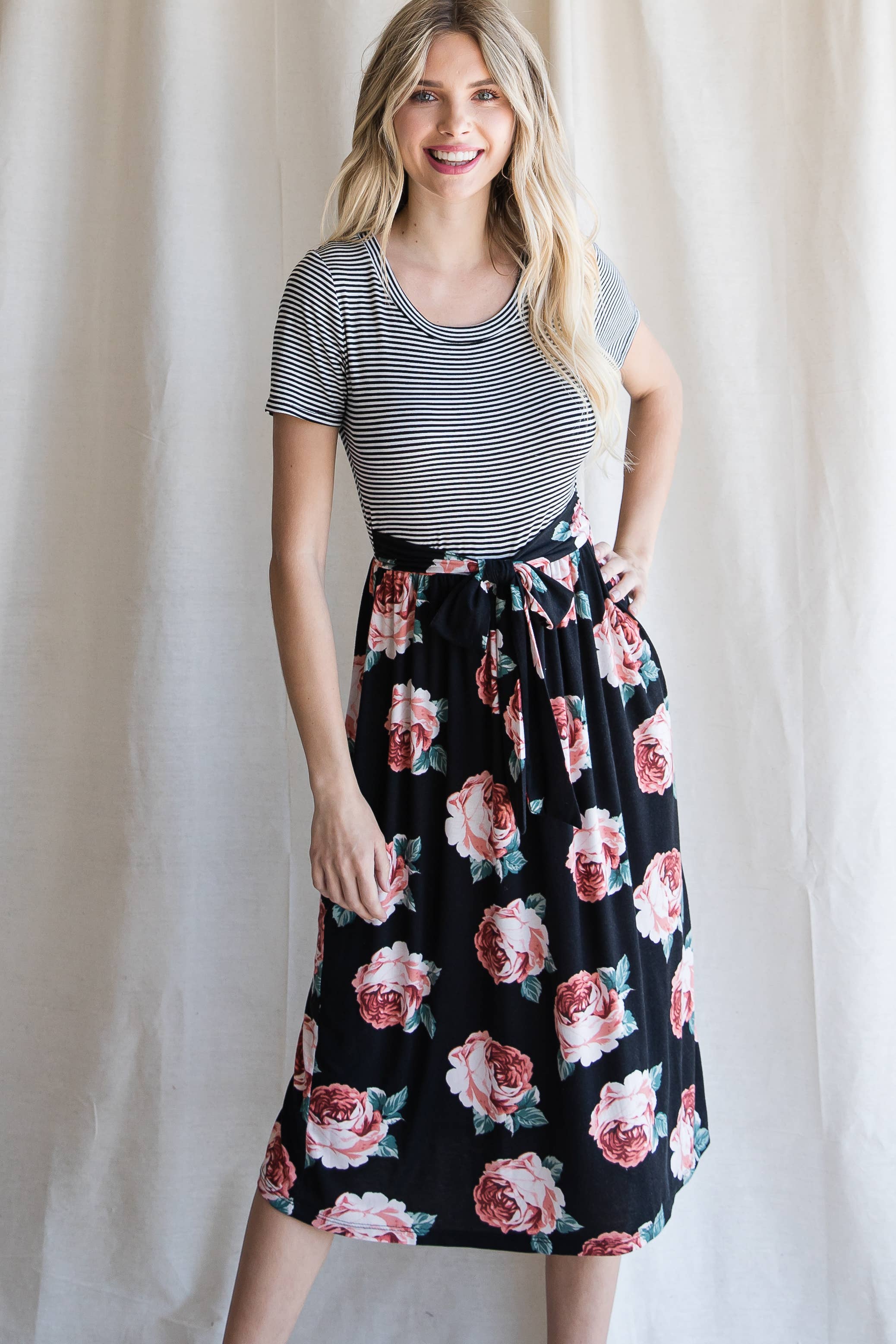 7th Ray - Vendita all'ingrosso Vestito - Donna - Abito Midi a Linea ad A Fiori con Cintura in Vita e Maniche Corte D419914