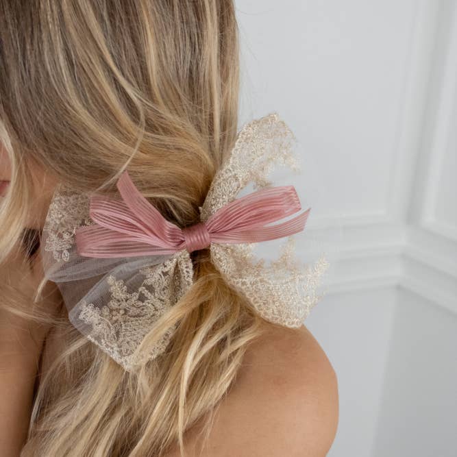 Roze lint haarstrik ivoor en champagne geborduurd voor wholesale door Evelyn and Rose