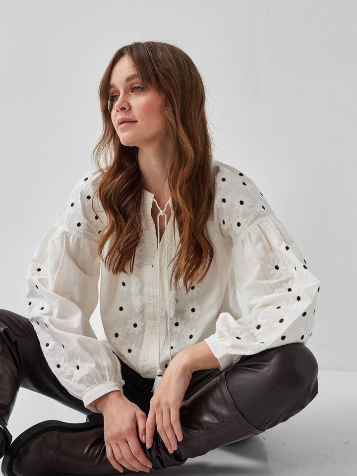 Blouse Brodée Étoile Blanche pour la vente par Handmade Originals Ukraine