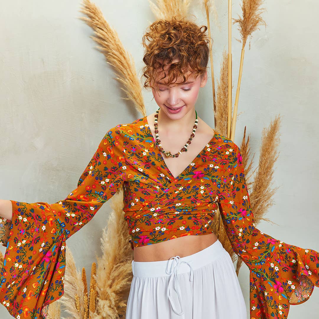 Los Banditos – Großhandel Bluse – Damen – Gelbes Crop-Top im Zigeunerstil mit Glockenärmeln und Blumen1