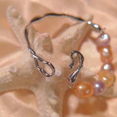 Brazalete Rígido Chapado en Oro Blanco con Perlas Barrocas para venta al por mayor de Pompon La Tulipe