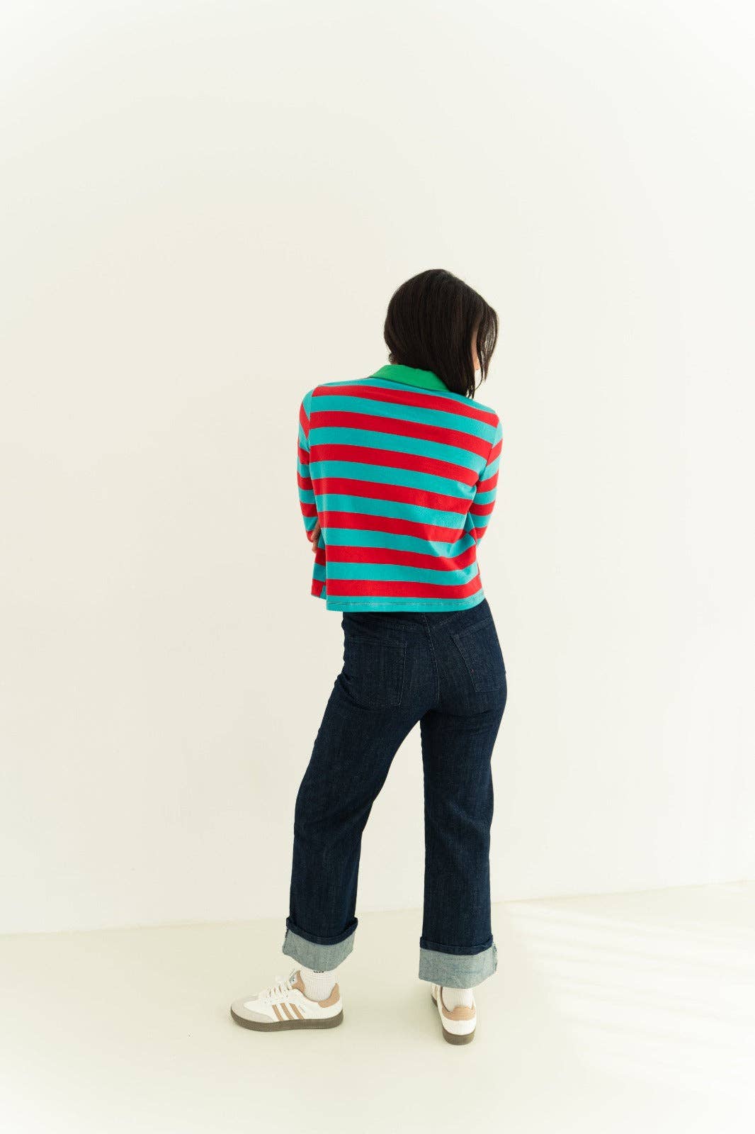 MindTraveler – Großhandel Poloshirt – Damen – Rotes und aquamarin gestreiftes Polo mit grünem Kragen5