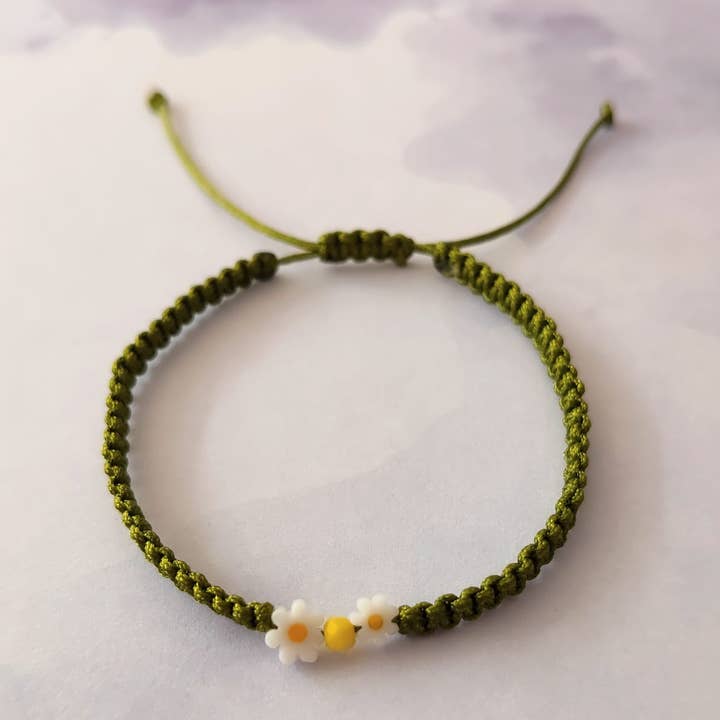 Pulsera de Macramé Flor Blanca – 2 Cuentas de Vidrio for wholesale by Kolorya