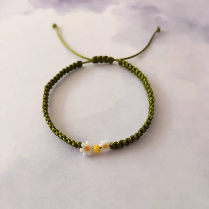 Bracelet en macramé Fleur Blanche – 2 Perles en Verre pour la vente par Kolorya